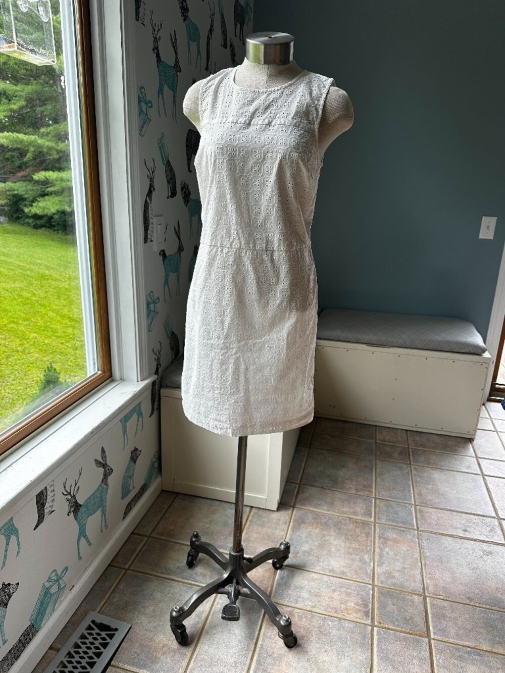 Banana Republic White Eyelet Sheath Dress Size 4 Sleeveless Cotton Lined Summer